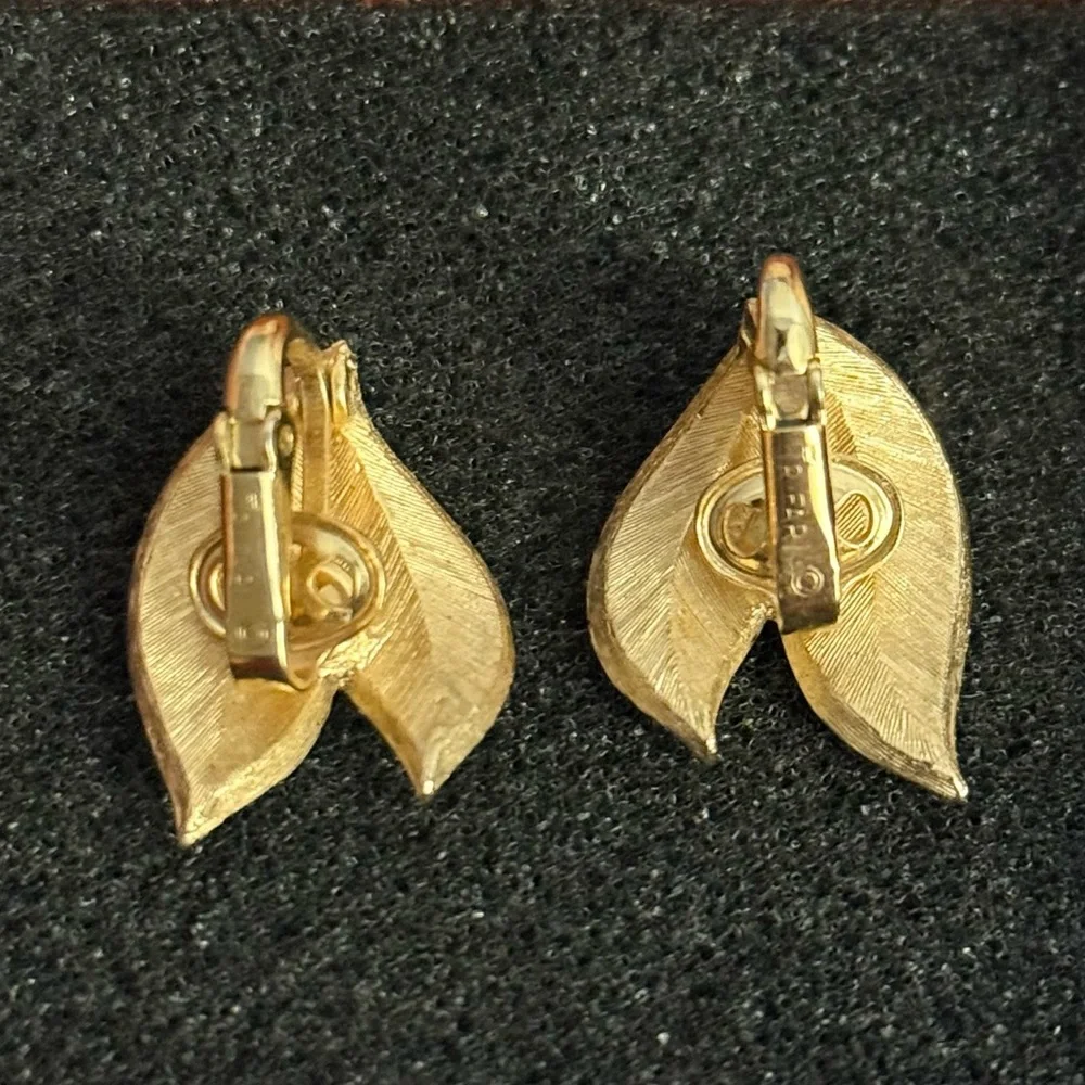 Vintage Crown Trifari White Enamel Gold Tone Leaf Clip-On Earrings‎ Signed